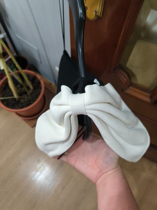 Top asimétrico de punto negro con lazo blanco de Z