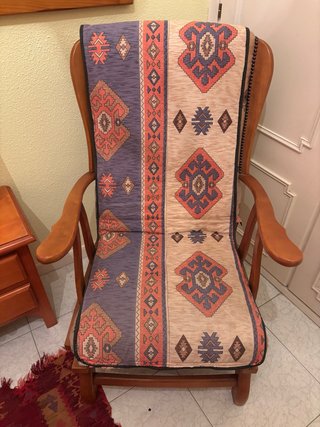 Sillón individual de madera con cojín