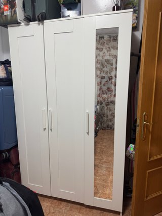 Armario blanco con espejo