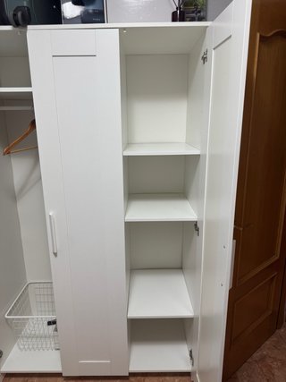 Armario blanco con espejo
