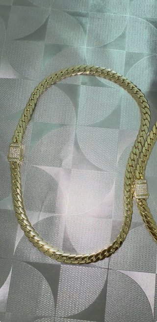 Cadena de oro con cierre de diamantes