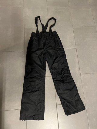 Mono de esquí negro con tirantes