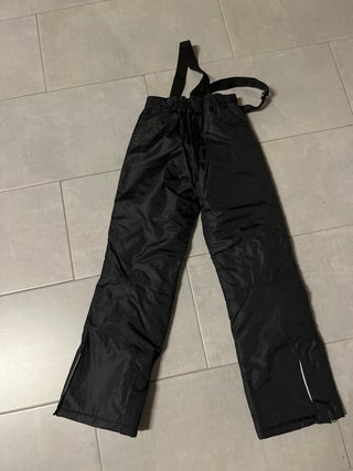 Mono de esquí negro con tirantes