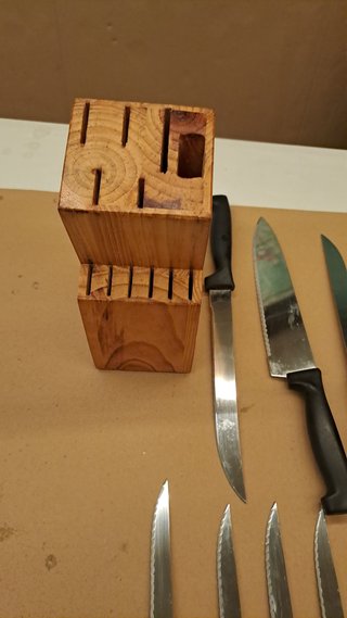 Ceppo Portacoltelli in Legno con Coltelli
