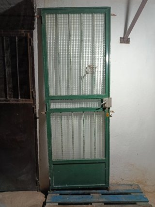 Puerta y ventana metálica verde