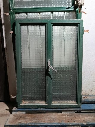 Puerta y ventana metálica verde
