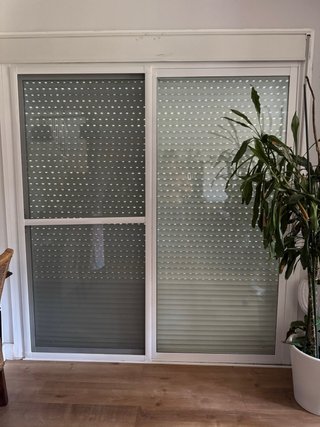 Puerta corredera con persiana