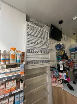 Estantería mural tienda con baldas