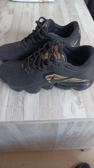 Nike Bambas Negras y Doradas