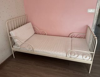 Cama infantil Minnen IKEA forja blanca.