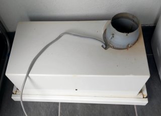 Campana extractora plateada y blanca