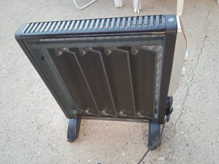 Radiador eléctrico negro y plateado