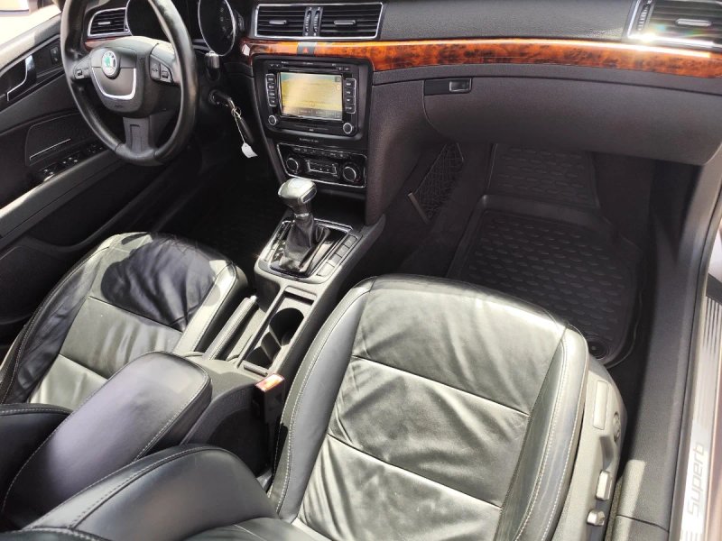 Škoda Superb 3.6 V6 FSI Exclusive 2011, foto 24