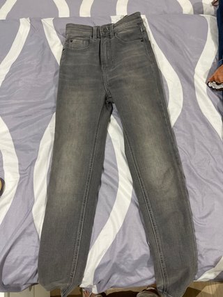 Pantalón pitillo gris