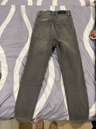 Pantalón pitillo gris