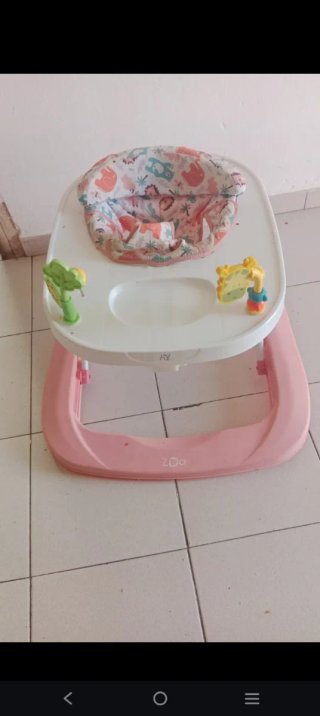 Andador infantil rosa con juguetes