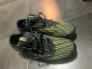 Botas de fútbol Under Armour negras y amarillas