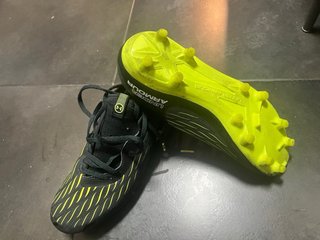 Botas de fútbol Under Armour negras y amarillas