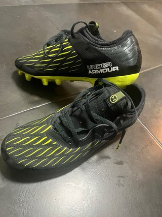 Botas de fútbol Under Armour negras y amarillas