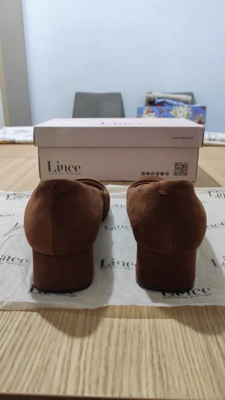 Zapatos de salón de ante marrón con tacón bajo