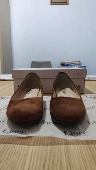 Zapatos de salón de ante marrón con tacón bajo