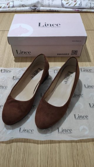 Zapatos de salón de ante marrón con tacón bajo