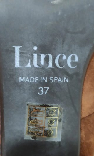 Zapatos de salón de ante marrón con tacón bajo