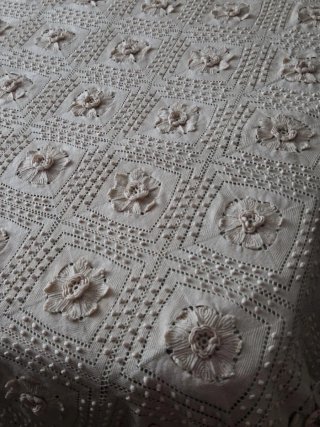 Colcha ganchillo flores beige