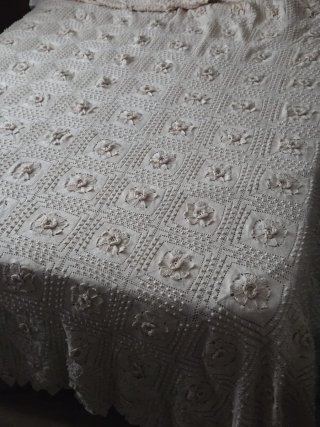 Colcha ganchillo flores beige