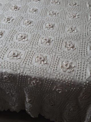 Colcha ganchillo flores beige