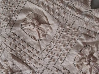 Colcha ganchillo flores beige