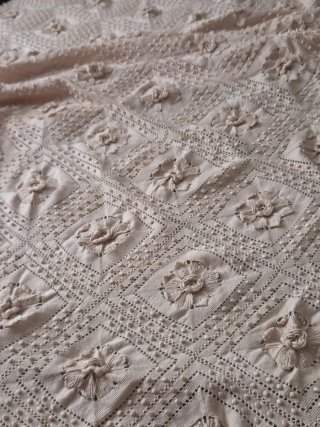Colcha ganchillo flores beige