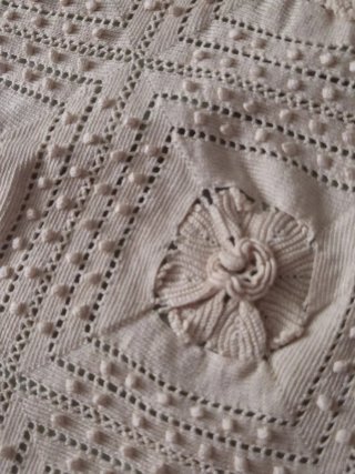 Colcha ganchillo flores beige