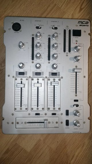 Akiyama MC2 mesa de mezclas dj
