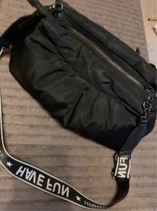 Varios modelos de bolsos y mochilas