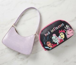 Varios modelos de bolsos y mochilas