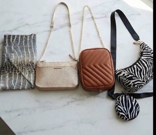 Varios modelos de bolsos y mochilas