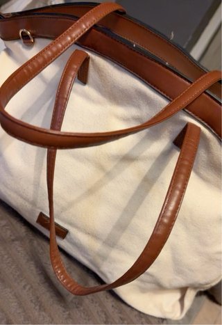 Varios modelos de bolsos y mochilas