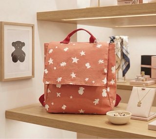 Varios modelos de bolsos y mochilas