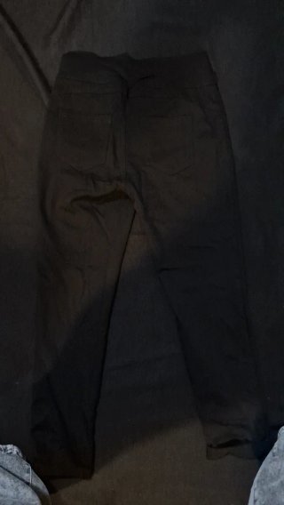 Pantaloni neri sportivi con catena
