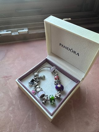 Pulsera Pandora con 13 charms y cierre