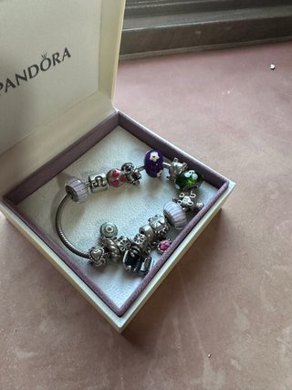 Pulsera Pandora con 13 charms y cierre