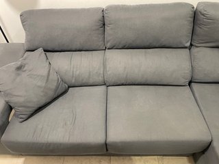 Sofá modular gris con 2 pufs