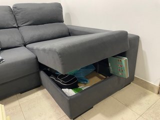 Sofá modular gris con 2 pufs