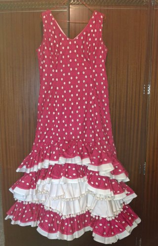 Traje de flamenca fucsia y beige