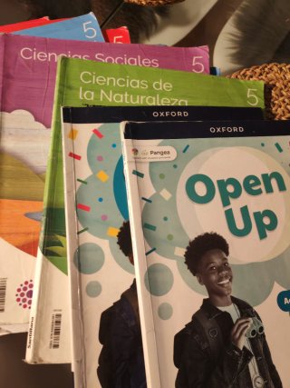 Libros de texto 5° de primaria Santillana y Oxford