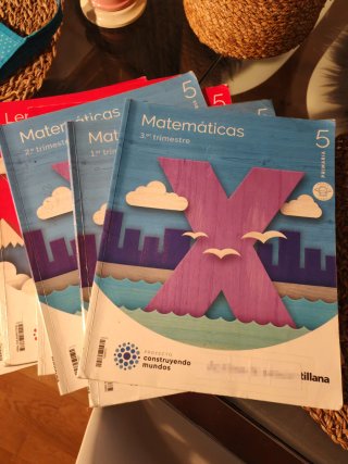 Libros de texto 5° de primaria Santillana y Oxford