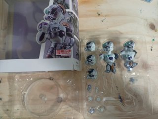Figura Mecha Frieza Incompleta