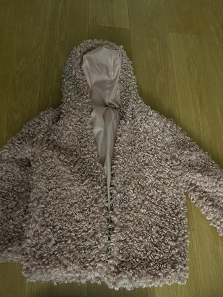Chaqueta de pelo rosa con capucha