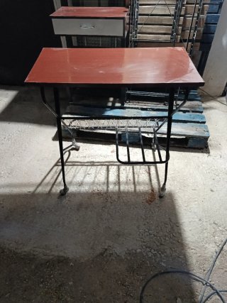 Mesa auxiliar antigua